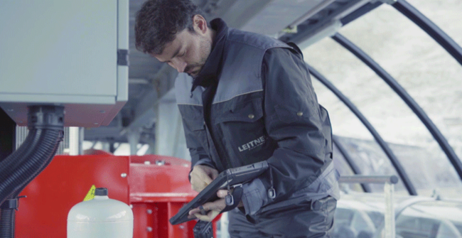 Christian Obexer mit Tablet